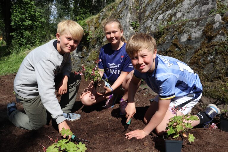Karsten Kvittum Konterud (t.v.), Ingrid Holth Løvberg og Mathias Myrli var i full sving med å pynte i Byparken på mandag.