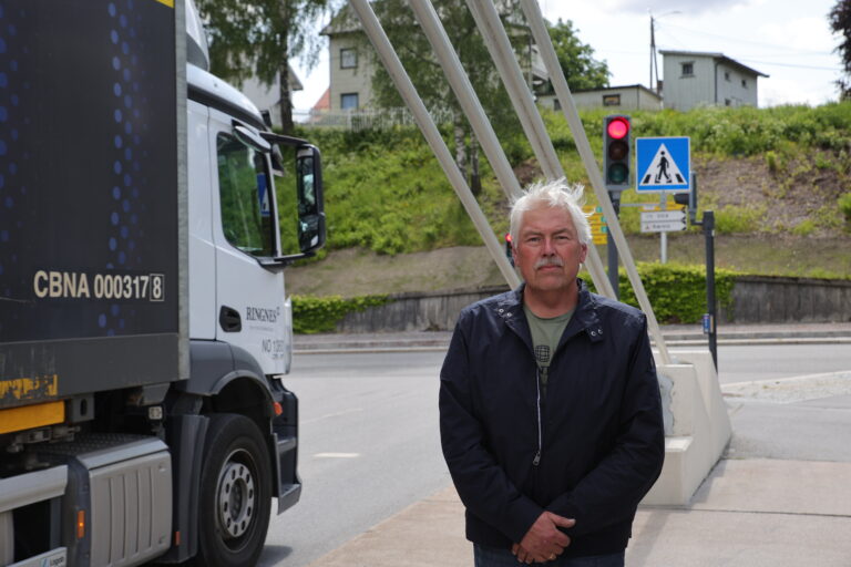 Jan Røkland er blant mange ytrer sin frustrasjon om lysreguleringen i dette krysset.