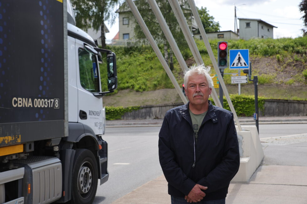 Jan Røkland er blant mange ytrer sin frustrasjon om lysreguleringen i dette krysset.