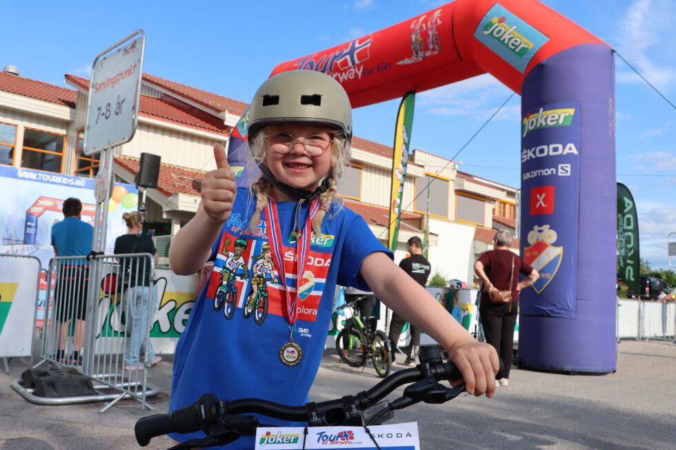Astrid Marvik (6) er fornøyd med godt gjennomført sykkelritt i årets Tour of Norway.