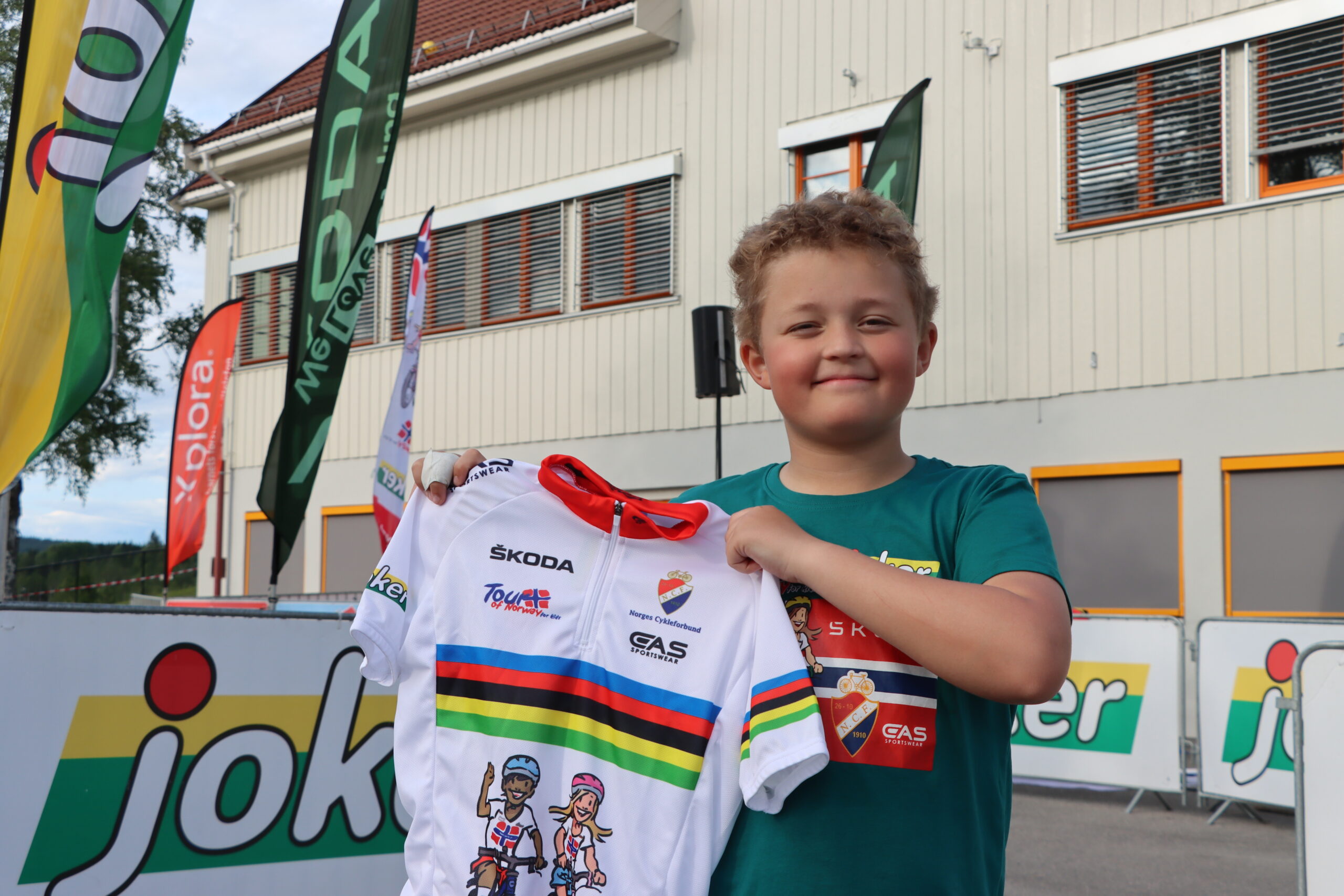 Henrik Bolneset (10) kunne dra hjem med en ny sykkeldrakt i samme farger som verdensmestertr&oslash;ya.