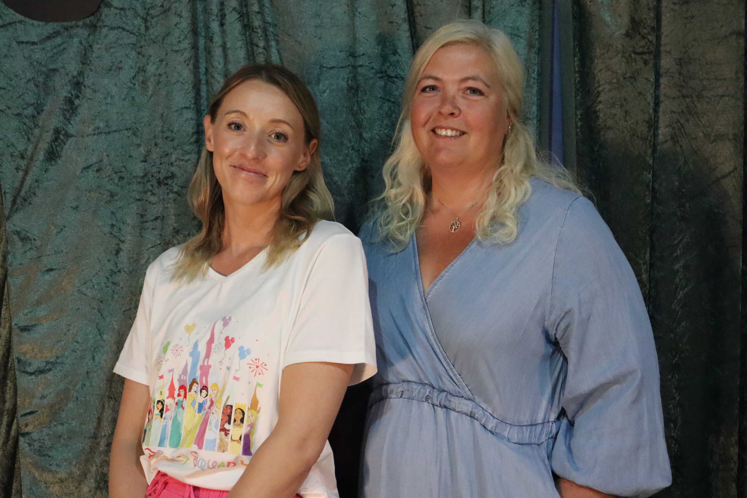 Montessori-pedagogene Stine Sk&aring;rer og Marianne Ruud var b&aring;de forn&oslash;yde og stolte etter ekstraforestillingen.