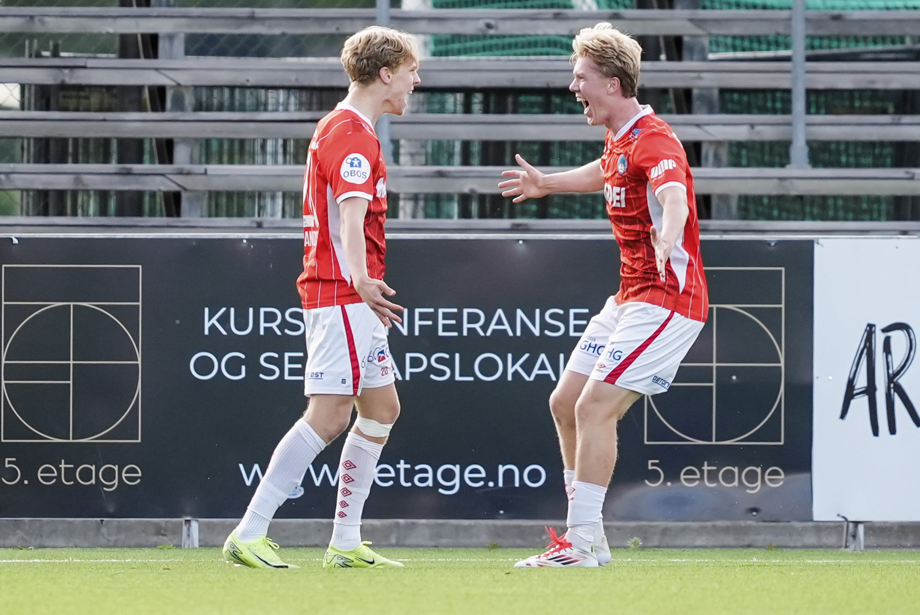 Armand Øverby var veldig glad for å se kameraten Albert Sandstad få sin scoring mot Aalesund.