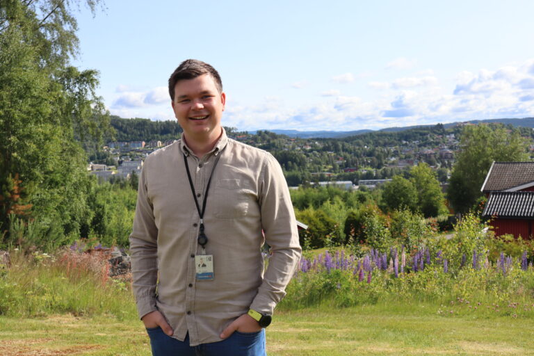 Eiendomsmegler Lars-Ola Hoel gleder seg til å vise frem tomta som har potensiale for boligutvikling torsdag ettermiddag.