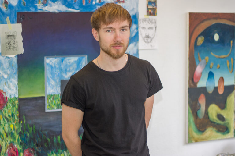 Jonathan Bye tar med kunstverkene hjem til Kongsvinger, når utstillingen “På Utsiden av Ingensteds” vises i Aamodtgården alle dager i perioden fra 28. juni, til og med 6. juli.