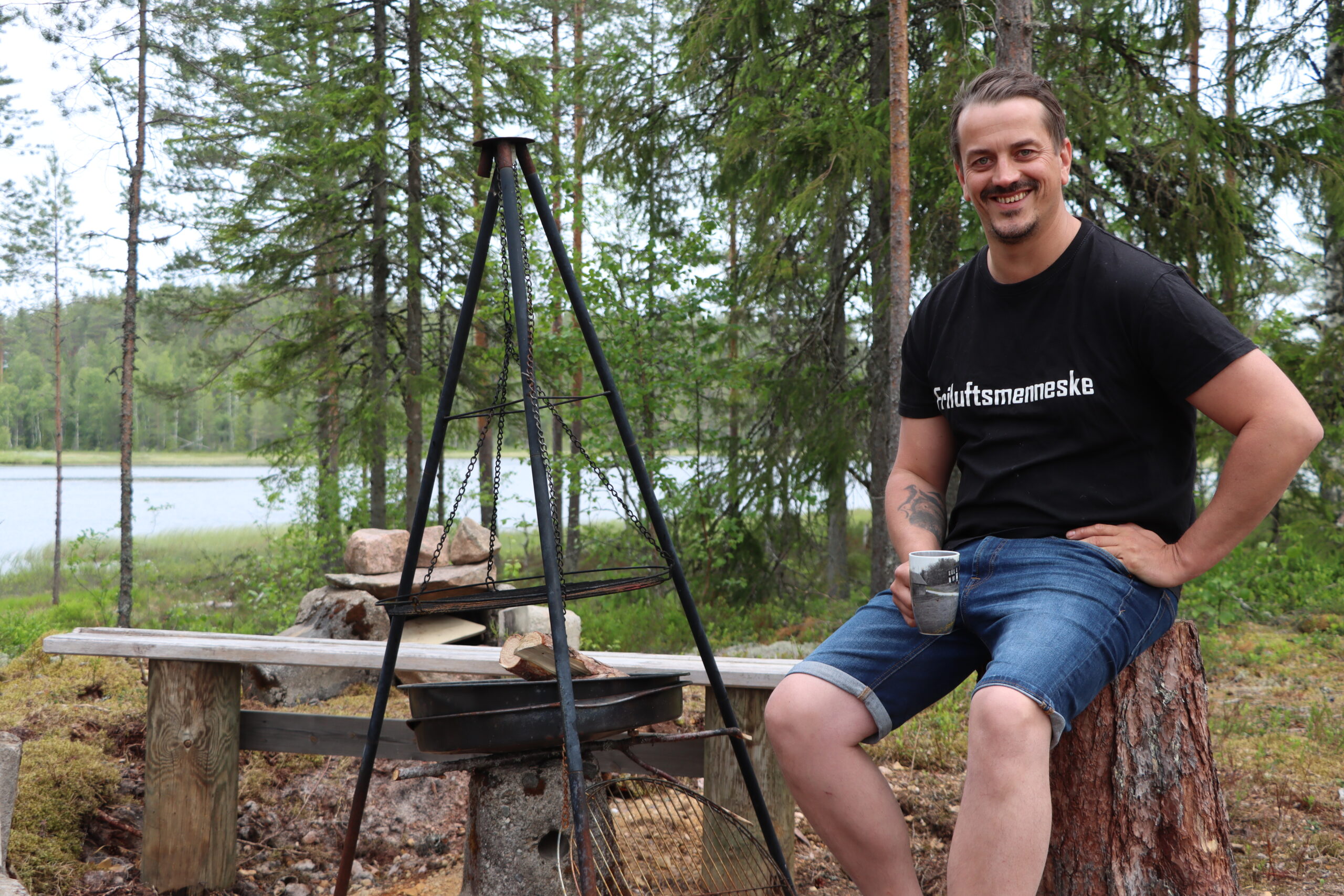 Martin Martinsen har fikset b&aring;lpanne, grill og steinovn til &aring; lage mat p&aring;.