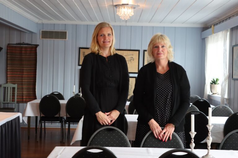 Kaia Sofie Harbosen (f.v.) og mor Ann Kristin Harbosen har nå prøvd å selge lokalet på Brandval i over to år. Nå er det som regel tomt i lokalet Bøndernes Hus.