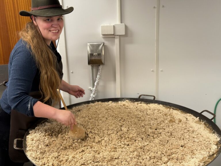 Cirka 20 kilo med motti har blitt laget for anledningen, og her er Maja Elise Strand i full gang med å forberede den skogfinske maten.
