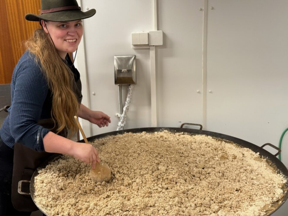 Cirka 20 kilo med motti har blitt laget for anledningen, og her er Maja Elise Strand i full gang med å forberede den skogfinske maten.