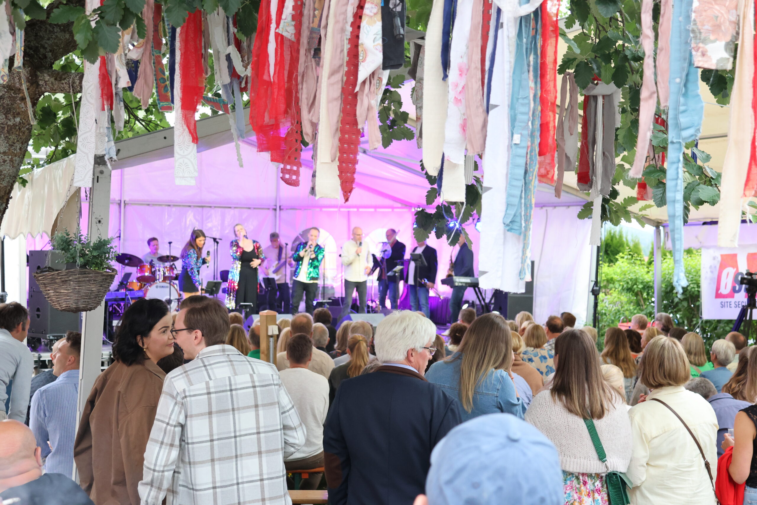 Fullt med folk på Hitparaden 2025.