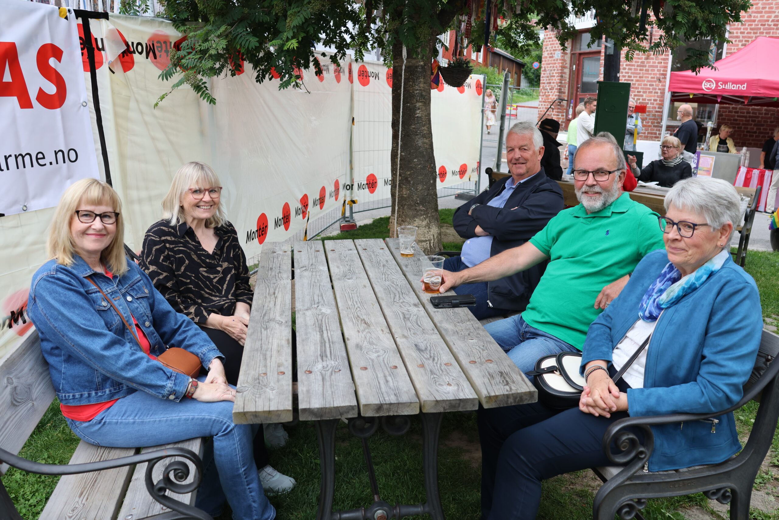 Irene Sagen (foran f.v), Eva Grasmo, Knut Arne Grundt, Knut Sagen og Wenche Grundt hadde tatt turen fra Eidskog for å få med seg Hitparaden.