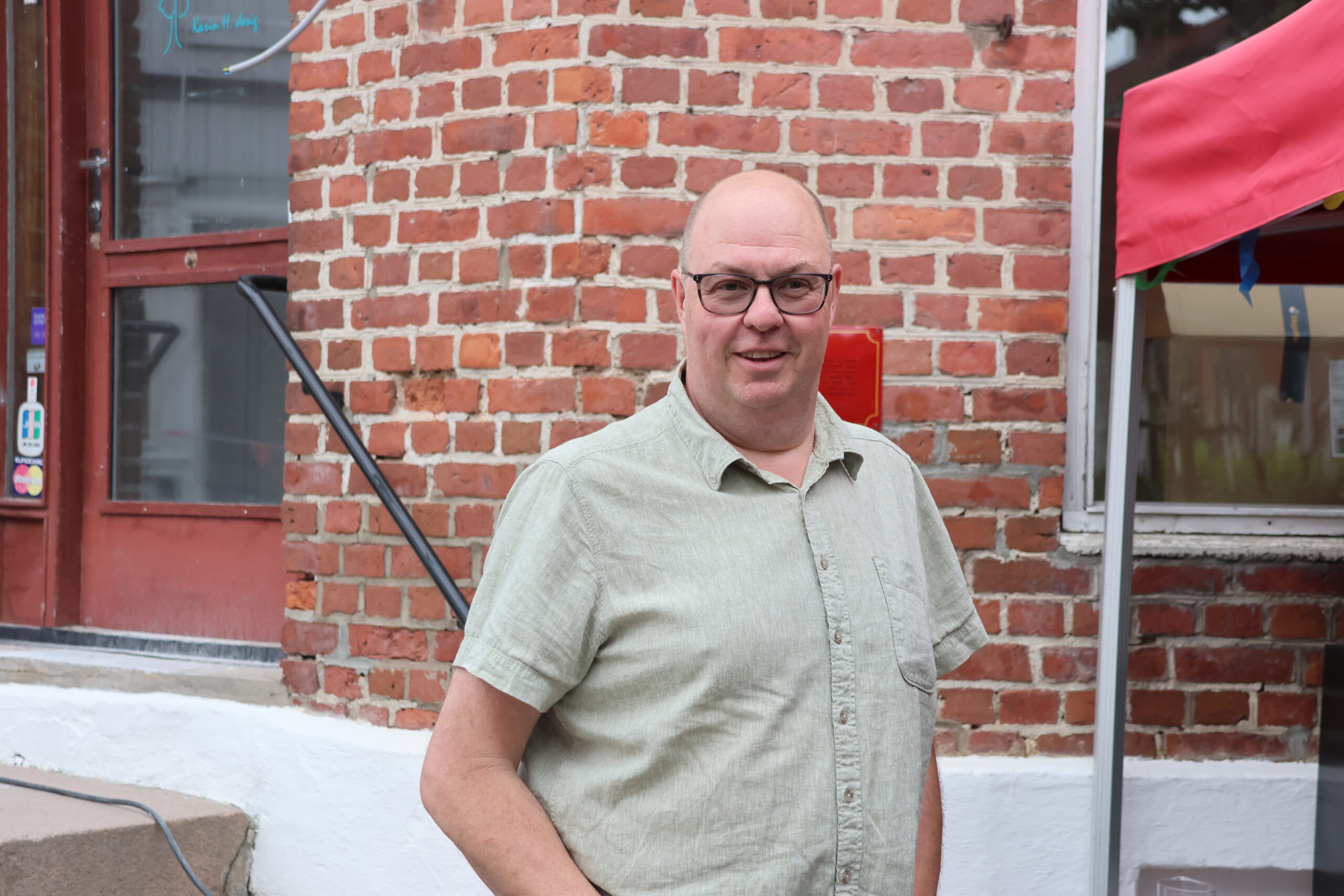 Lars Bråten hjalp til i øl-serveringen. Om to uker er det han som er arrangør for Brandvalfestivalen.