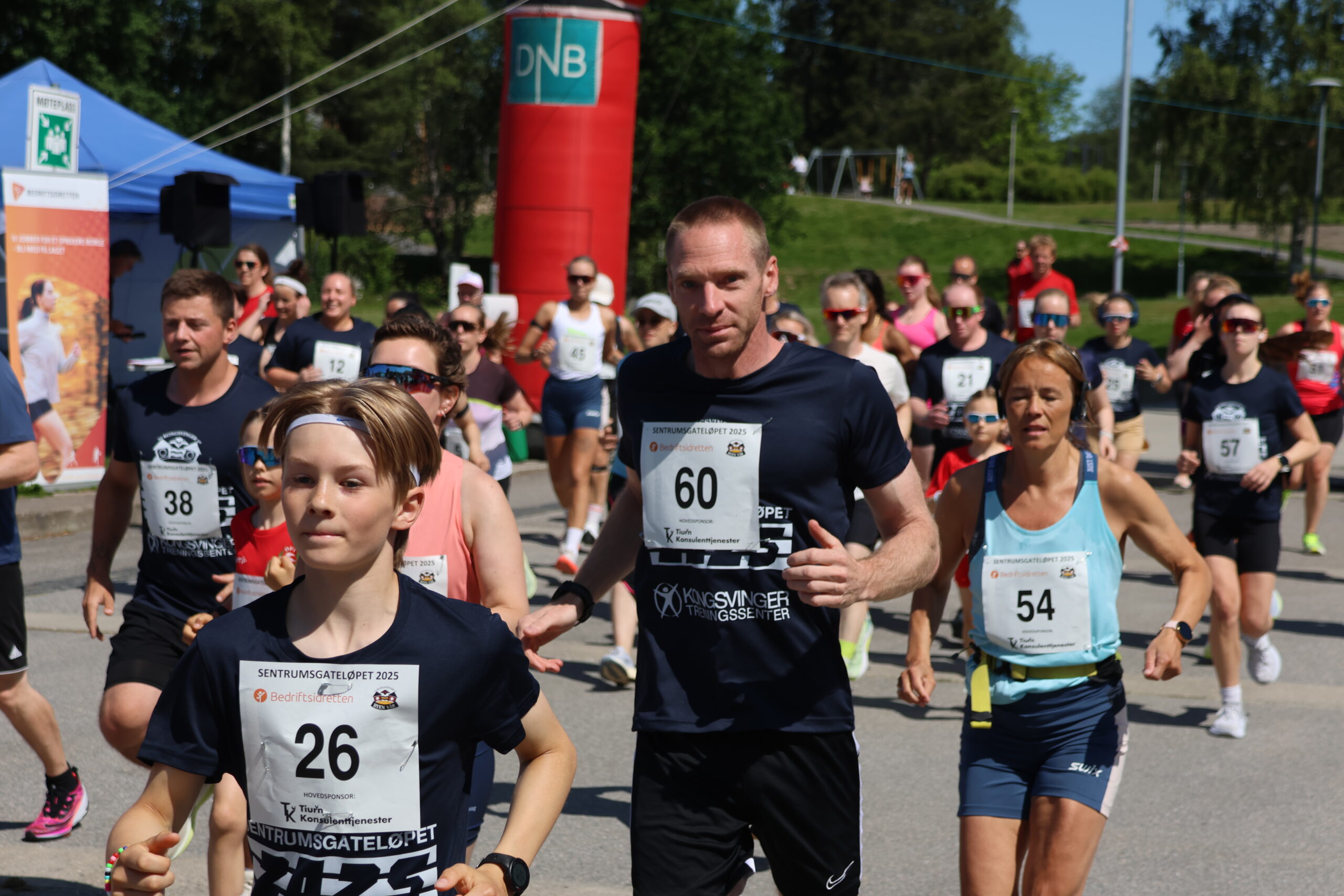 Nr. 26 Jakob Buvarp, nr. 60 Kjetil Bekkevold og nr.54 Silvia Holmseth ut fra start i 5 kilometer-løypa.