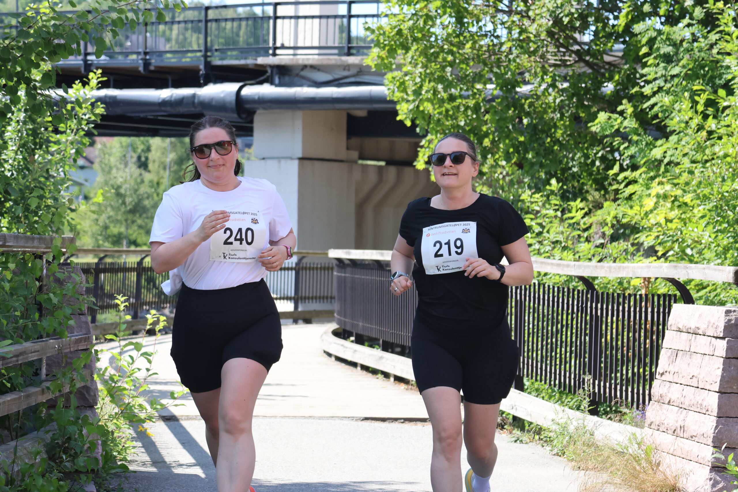 Nr.240 Stine Trondsen og nr 219 Elise Trondsen.