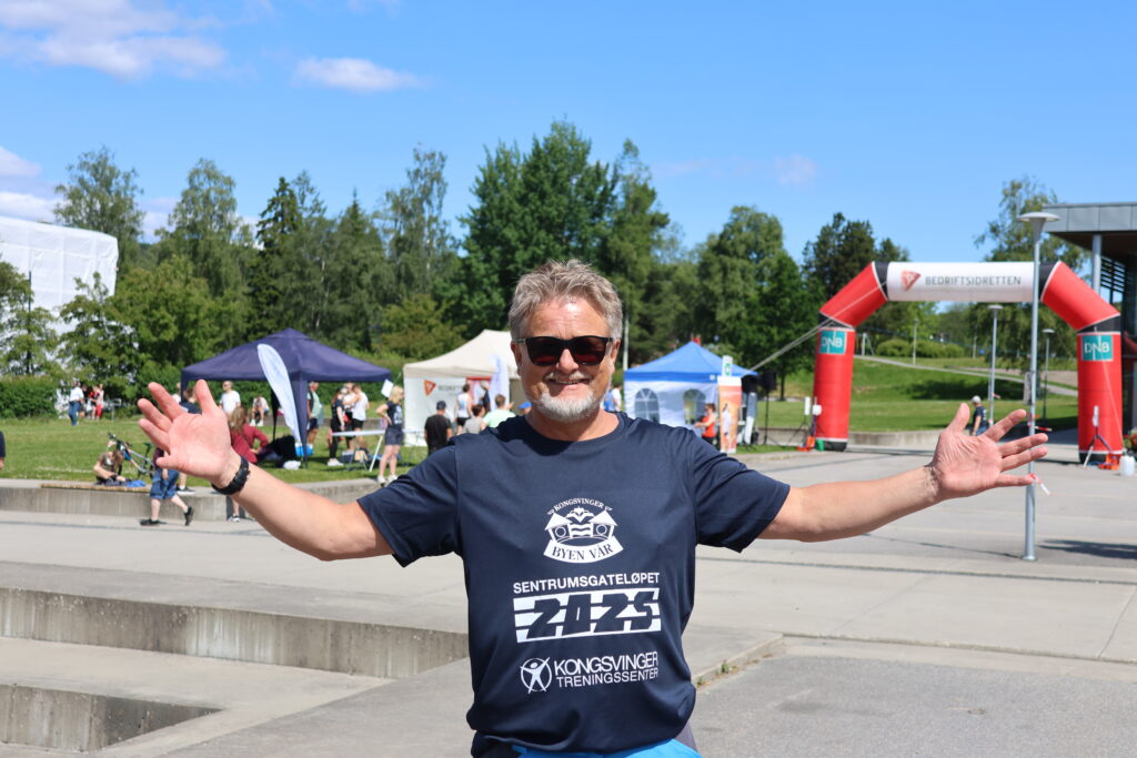 Uno Arnesen I Foreningen Byen Vår var godt fornøyd med deltakelsen og ikke minst det fine været som trakk mye folk til sentrum. — Foto: Kai Roger Lindberget