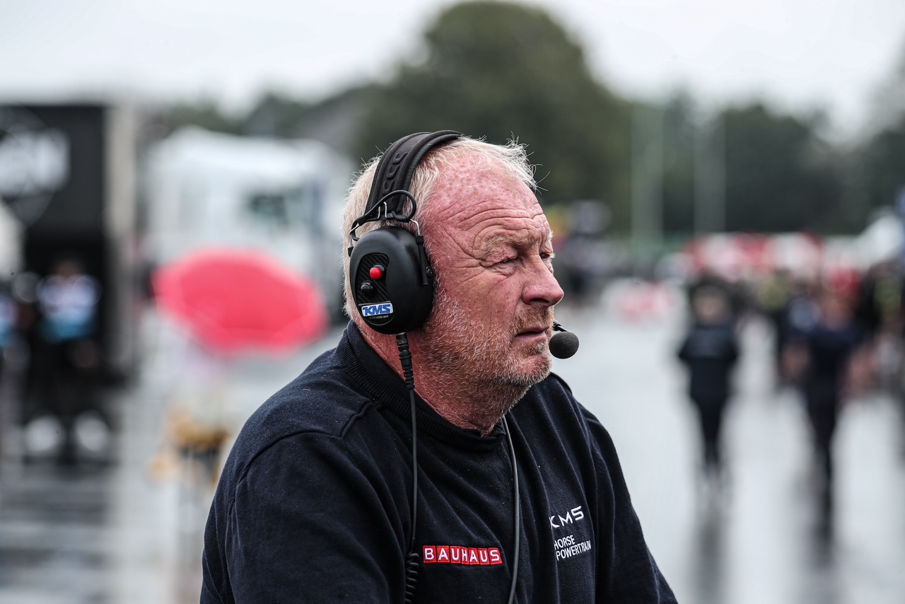 Teamsjef Tommy Kristoffersson forteller at KMS-teamet har en stor jobb foran seg med bilene før neste løp som går i Höljes