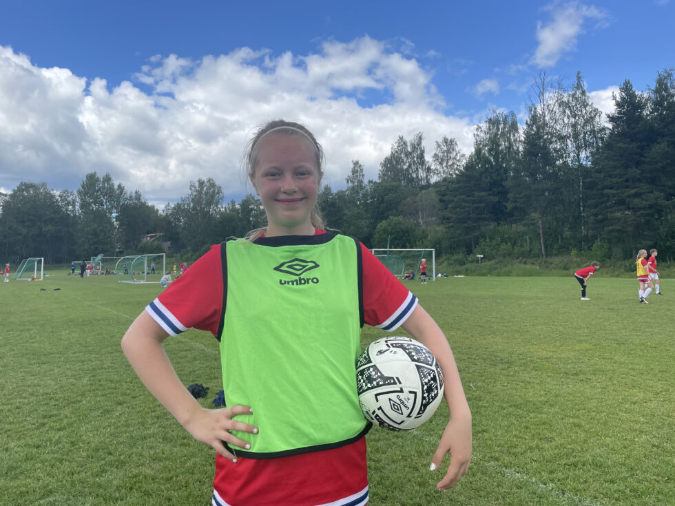 Sanne Marie Olsen (11) gleder seg til fotballskole hvert år.