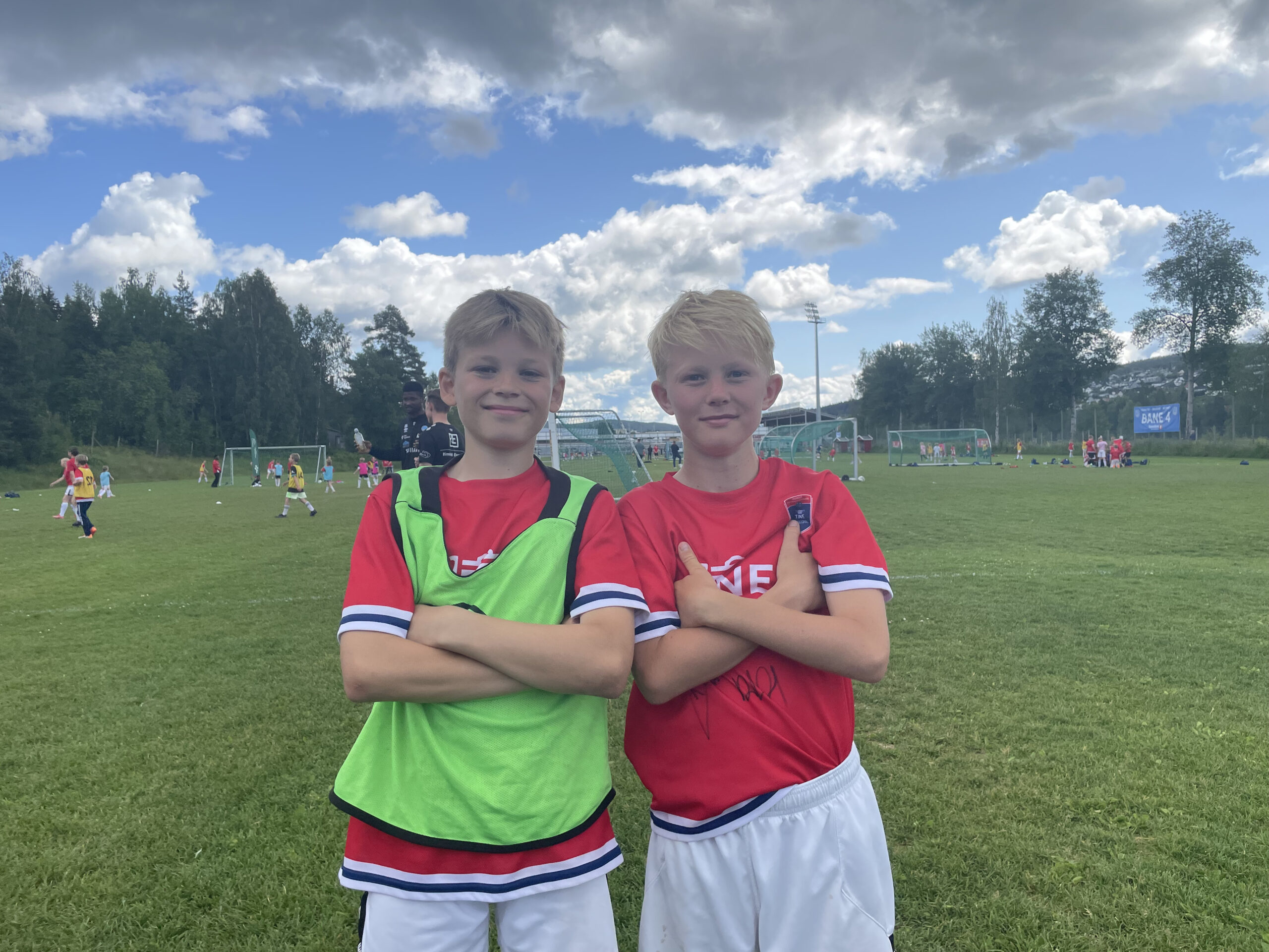 Embrik og Karsten trivdes godt på årets fotballskole.