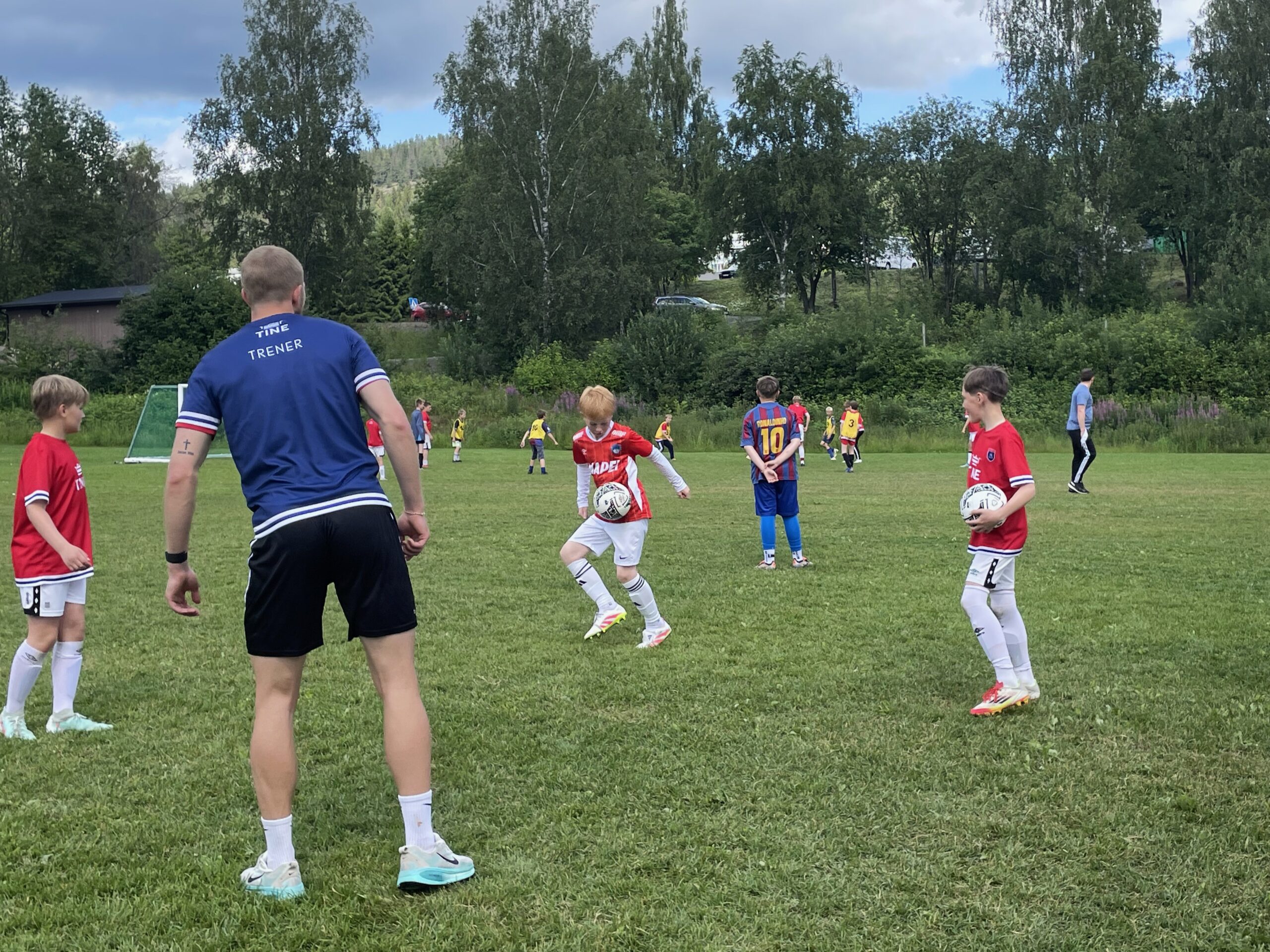 Det er også oving på triksing med ball mellom kampene.