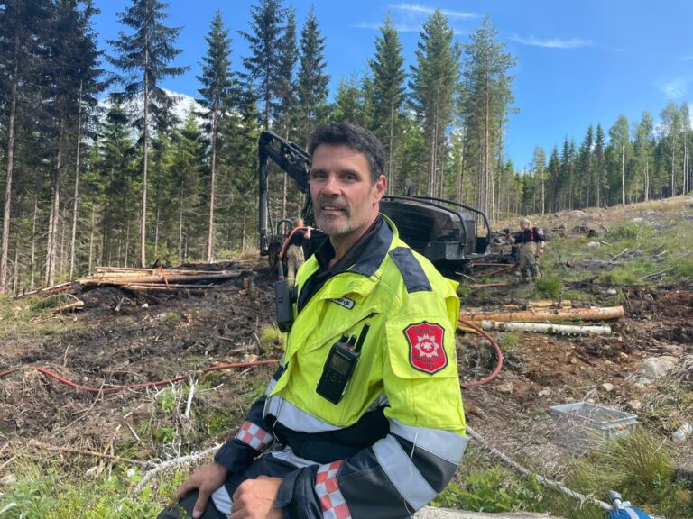Innsatsleder Kenneth Nordli i Glåmdal Brannvesen IKS, sier til MItt Kongsvinger at innsatsen til skogsmaskinføreren bidro til at brannen ikke ble større.