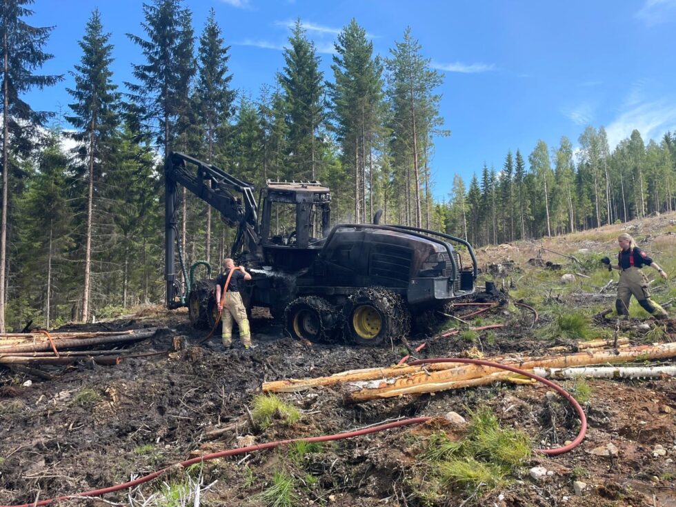 En skogsmaskin i arbeid på Hokåsen tok torsdag fyr.