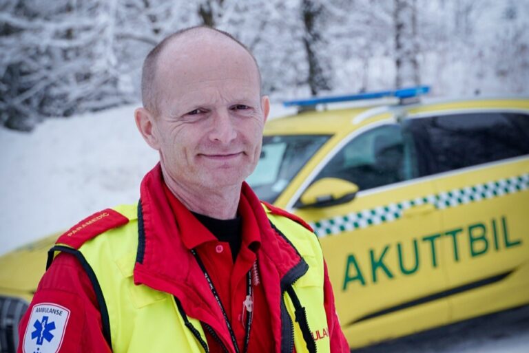 Knut Aagard-Nilsen er med flere ambulansepersonell kritiske til at Oslo universitetssykehus velger å redusere ambulansekapasiteten på sommeren.