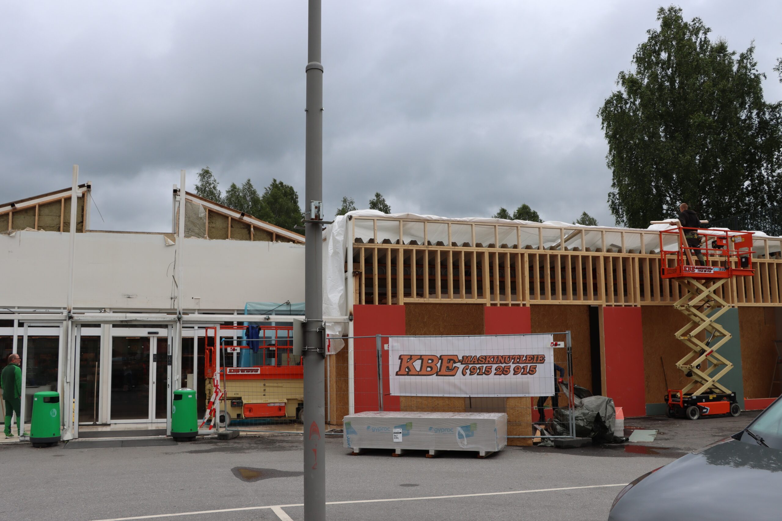 Man er allerede godt i gang med oppussingen av fasaden.