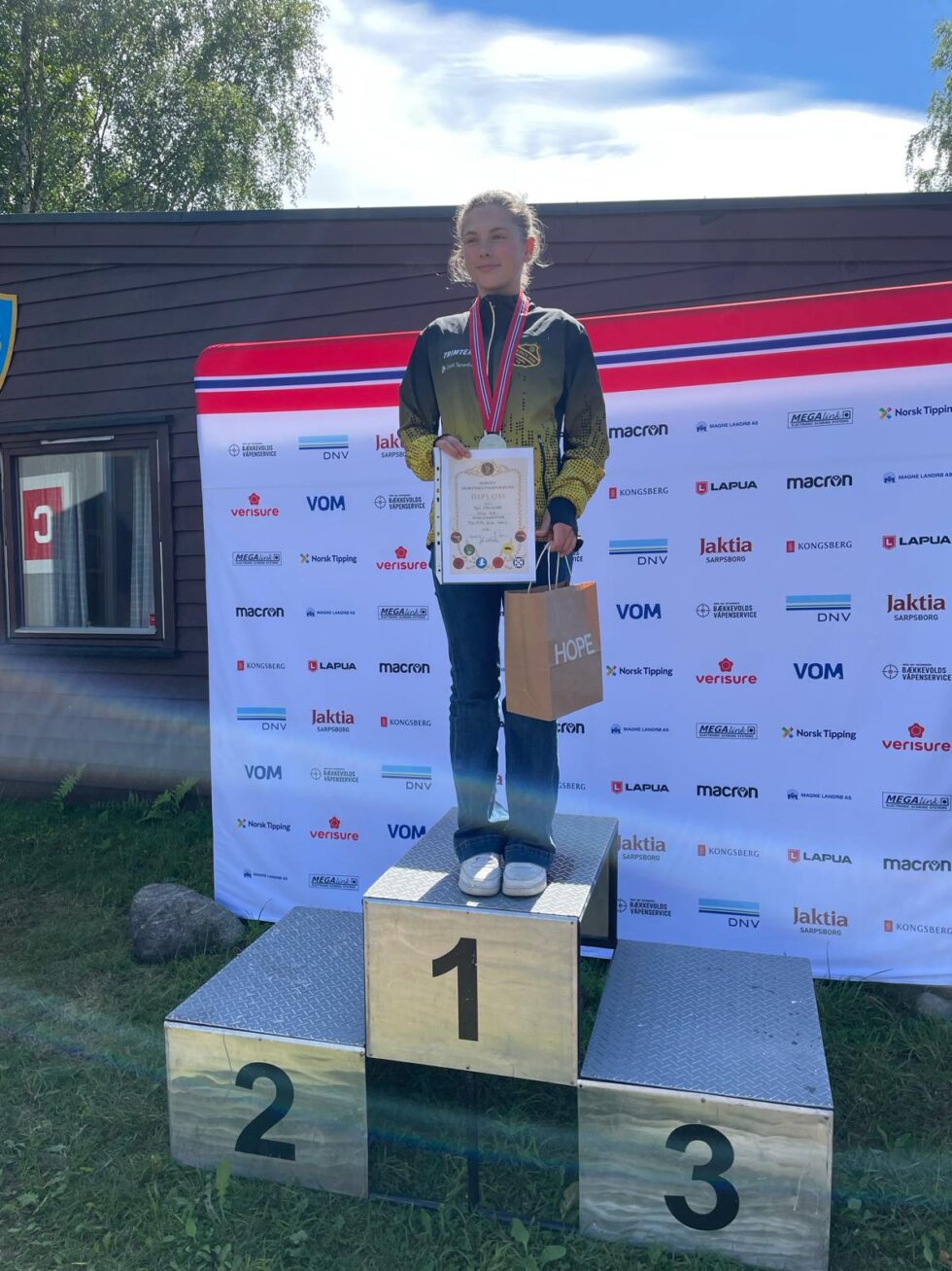 Kari VIkertorpet fra Varaldskogen ble lørdag Norgesmester klassen U16 i skytedisiplinen 50 meter halvmatch som ble arrangert på skyteanlegget til Vestre Bærum salongskytterlag på Jobru.