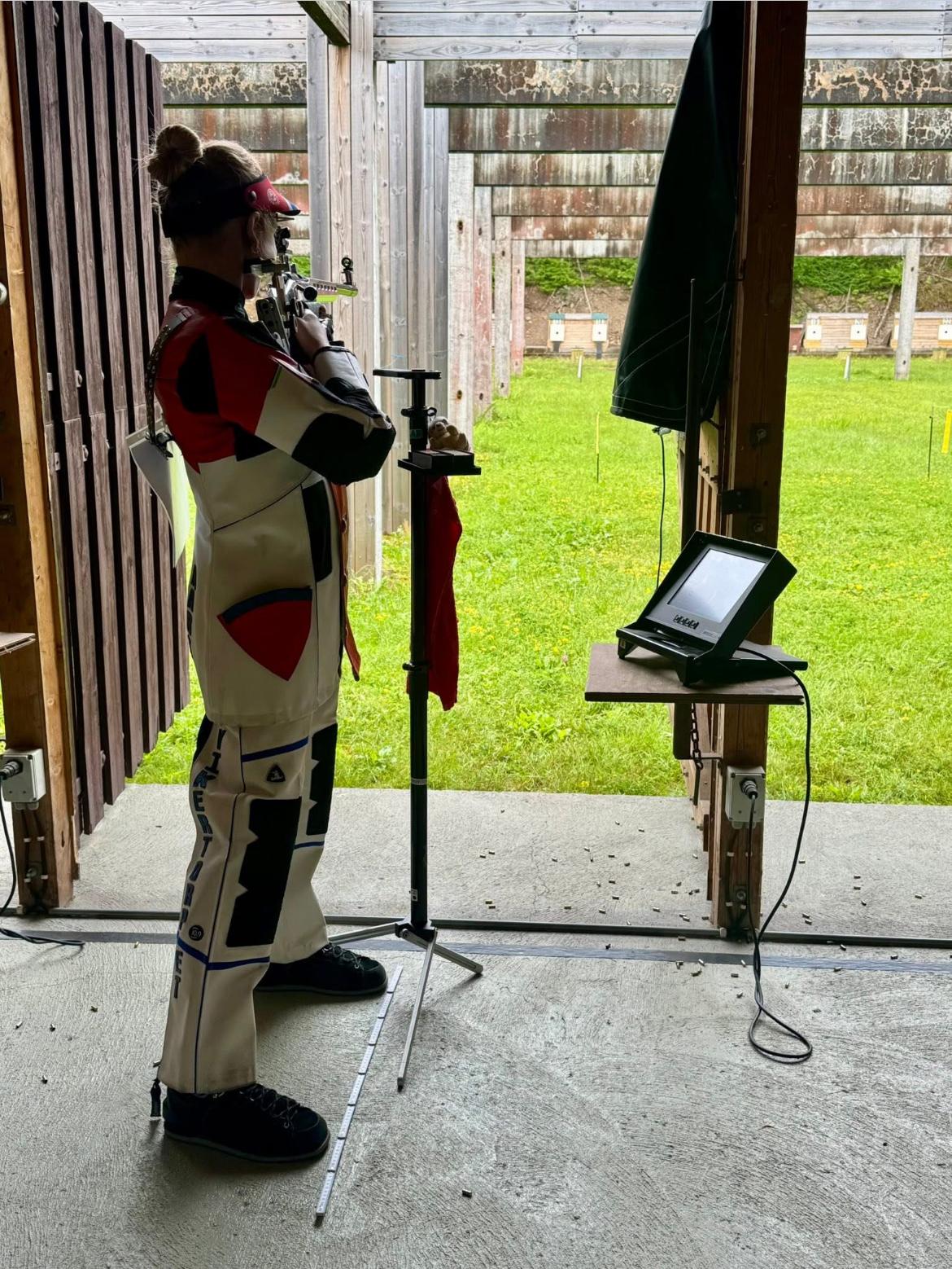 I skytedisiplinen halvmatch må skytterne skyte 3x20 skudd i tre forskjellige skytestillinger. Her fra skytingen stående.