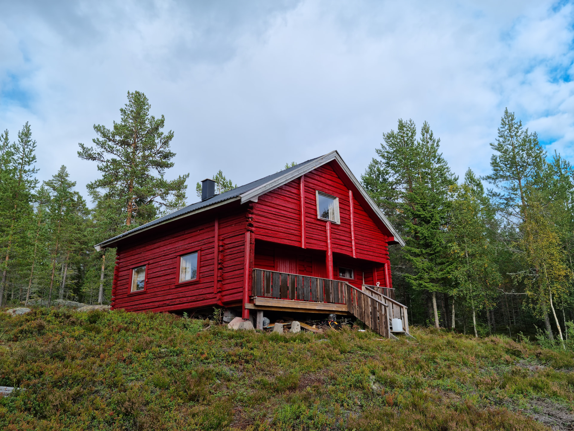 Lunderseter IL sin skihytte ved S&oslash;ndre Blekktjern p&aring; Eikeseterfjellet f&aring;r ogs&aring; nytt tak f&oslash;r vinteren.