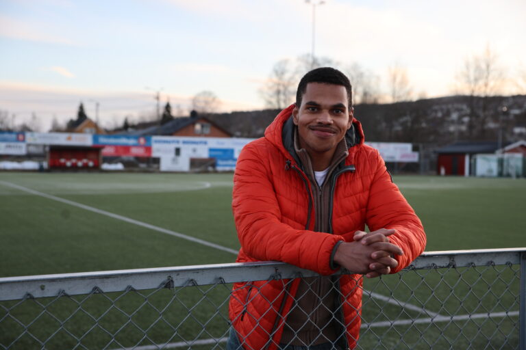 Henrik Touray er opptatt av at andre barn og unge i byen skal få ha det gøy med fotball, og sammen med KIL Fotball har de nå hengt opp ballnett rundt omkring i byen, fylt med fotballer til utlån.