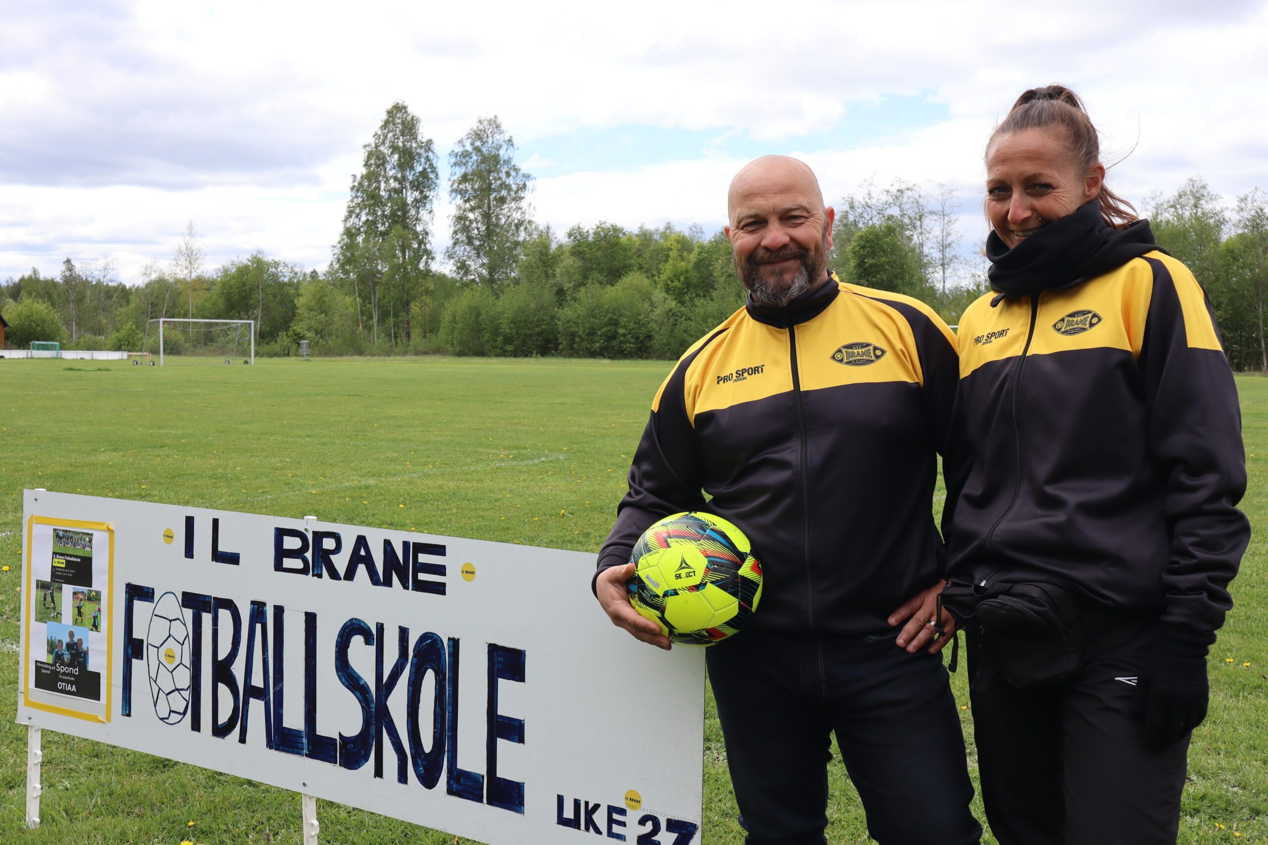 Ildsjelene Ulf og Marita Bråten ønsket velkommen til fotballskole på Braneplassen for tredje gang.