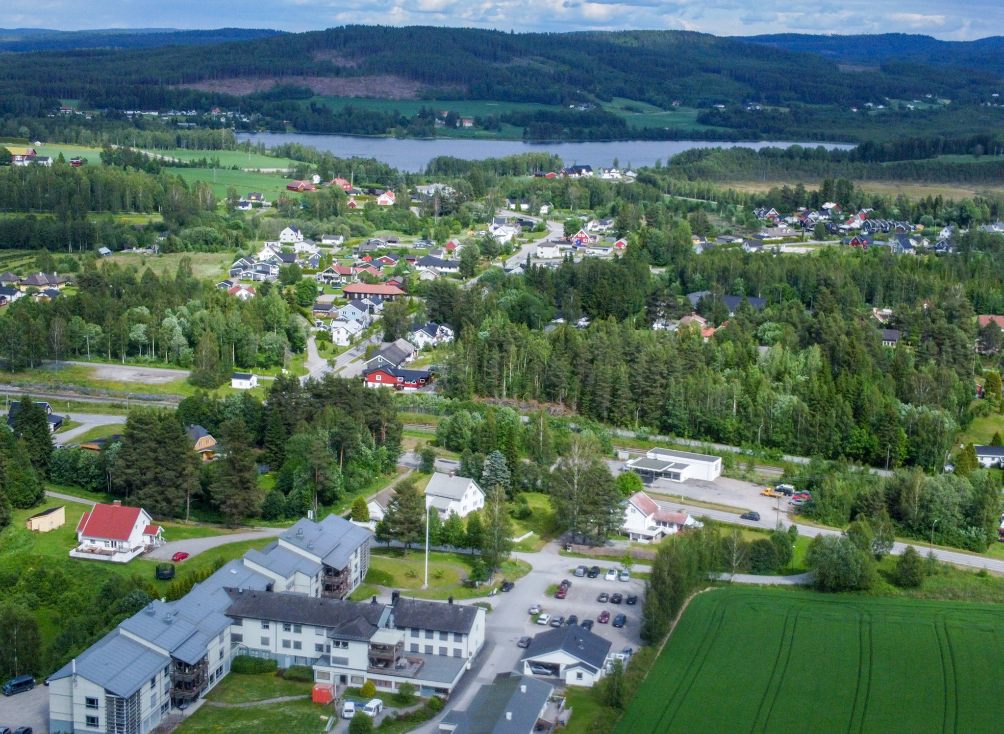 Dronebilde tatt over Roverud i juni 2025.
