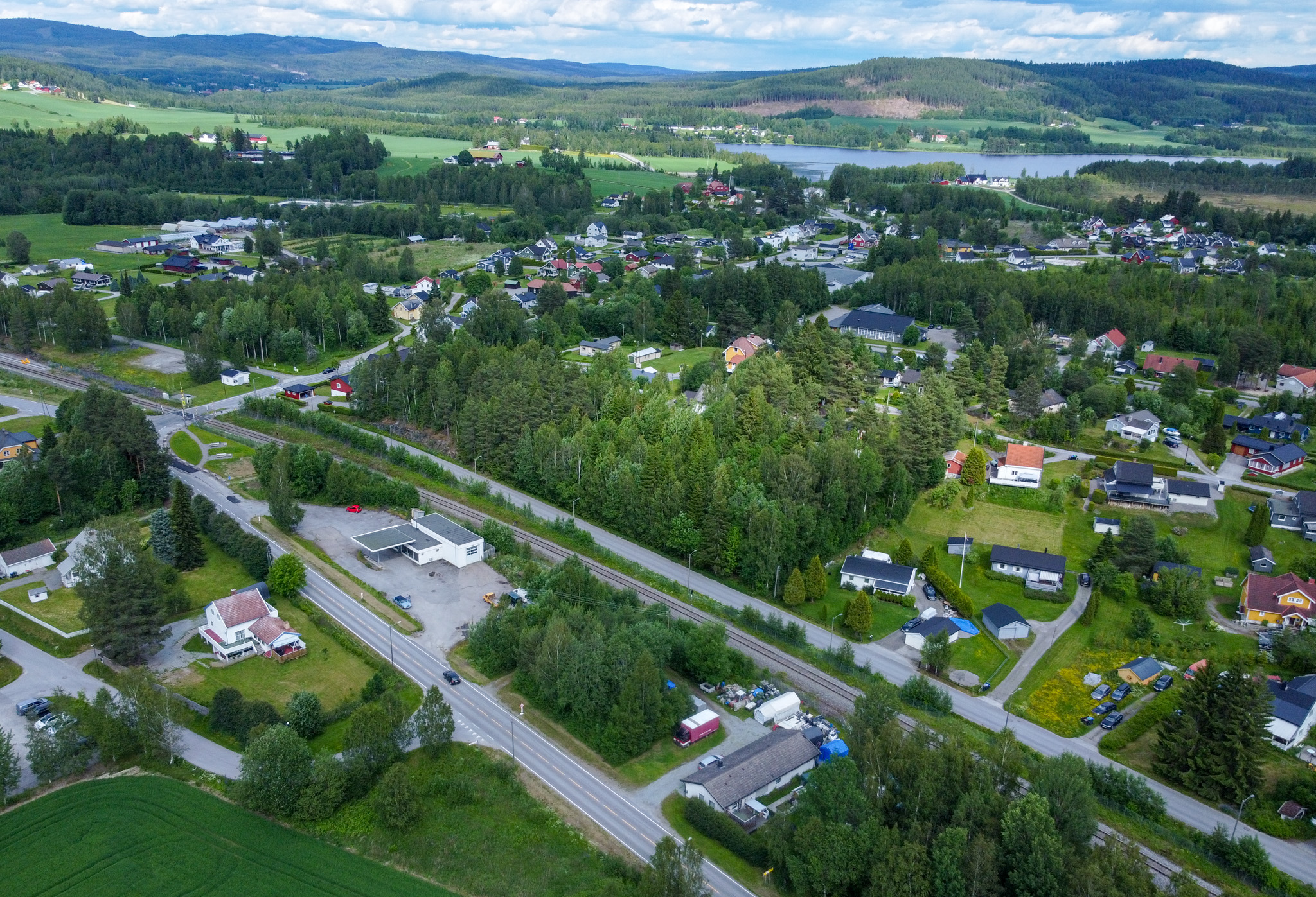 Dronebilde tatt over Roverud i juni 2025.