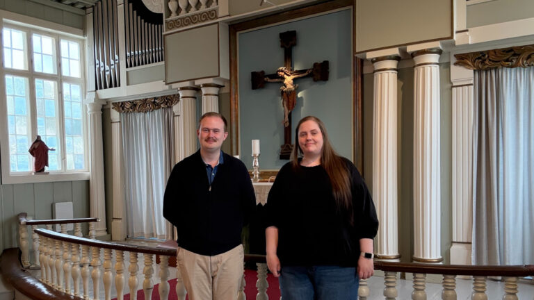 Oskar Aanmoen fra Kongsvinger-Vinger historielag og Hilde Kristin Hovden i Kongsvinger kirkelige fellesråd er godt fornøyd med deres nye samarbeid.