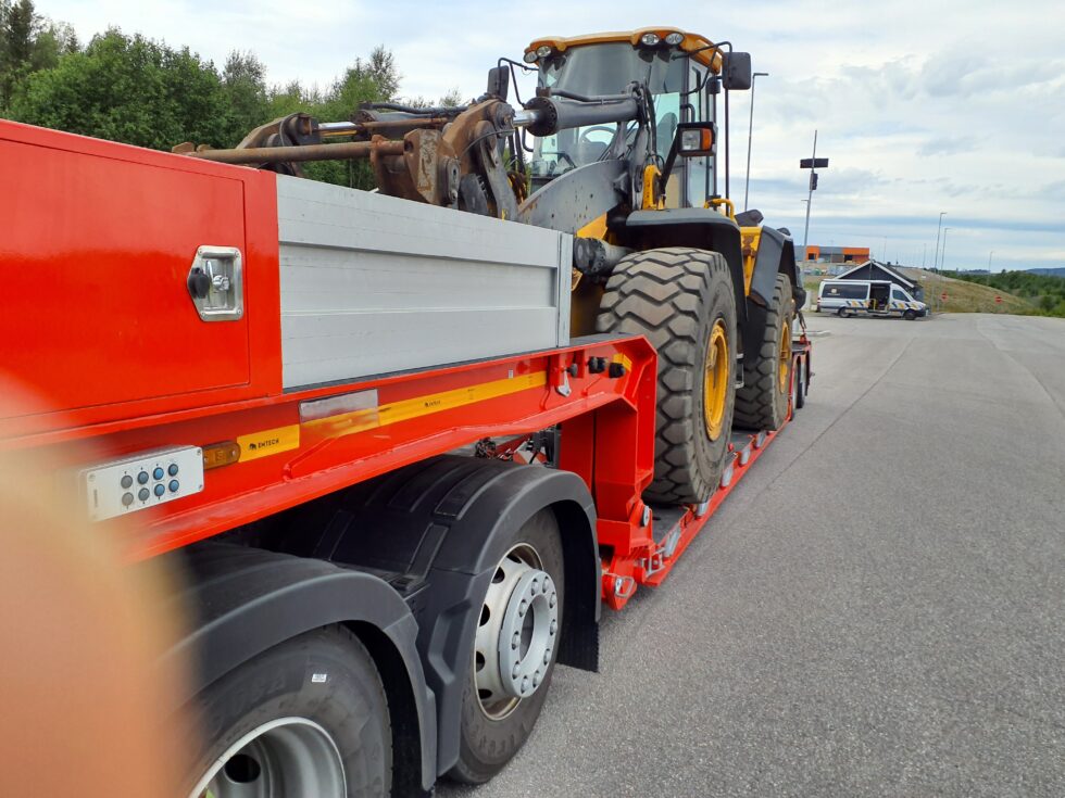 Spesialtransporten manglet dispensasjon og ble derfor ilagt bruksforbud for å kjøre med for bred og lang last.