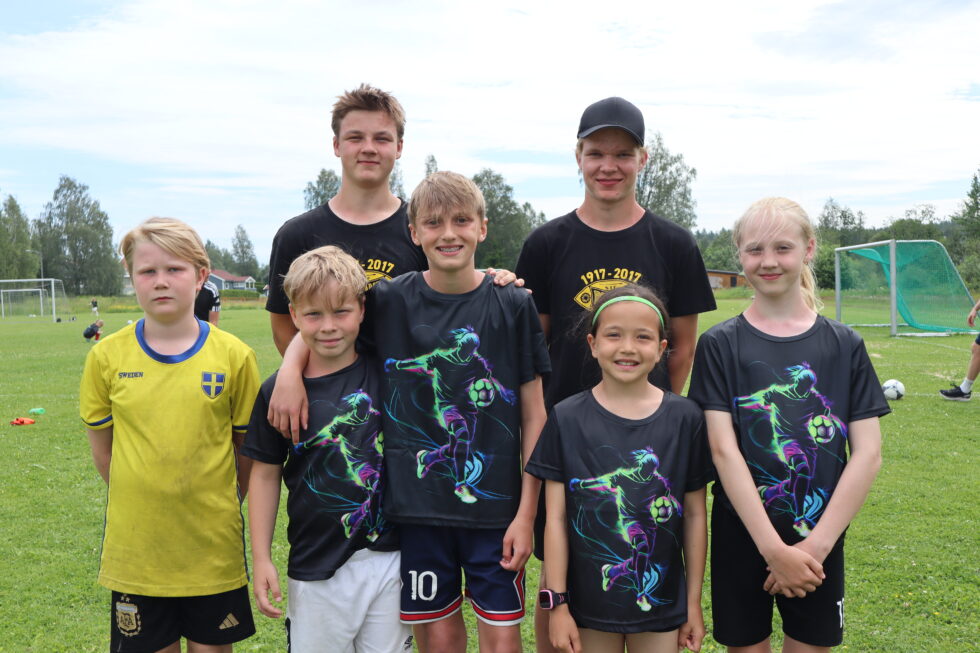 Foran fra venstre: Hans Martin Rønaasen (Grue), Henrik Emilian Skyrud Løvenskiold (Kongsvinger), Sondre Moe Lohne (Kongsvinger), Signe Emmaline Attano Utgården (Eidskog) og Tiril Nordfjeld (Austmarka). Bak: Trenerne Oscar Kvernbakken Sætaberget (t.v.) og Jonas Haugland.