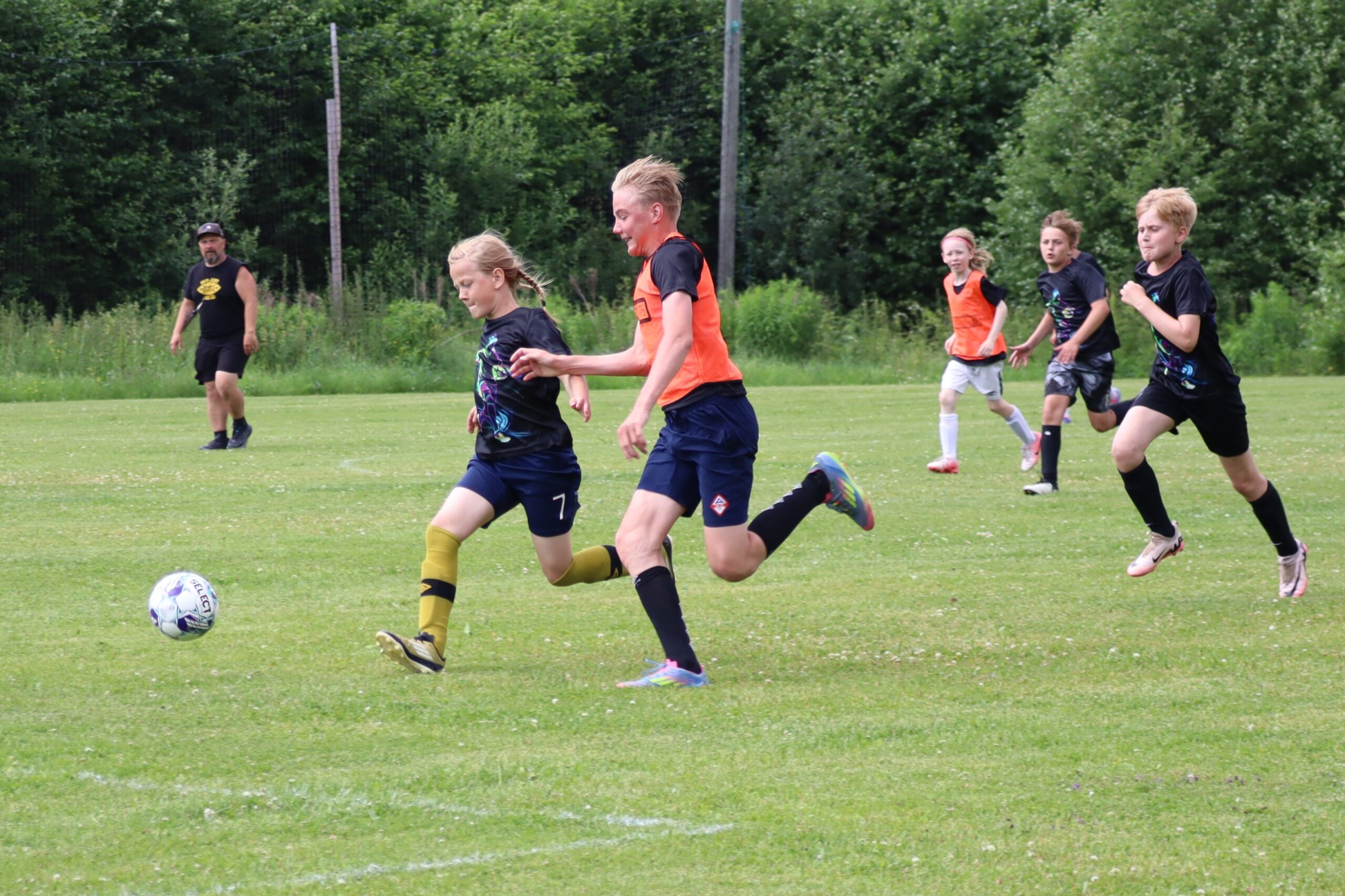 Det var full fart på banen blant både gutter og jenter under fotballskolen.