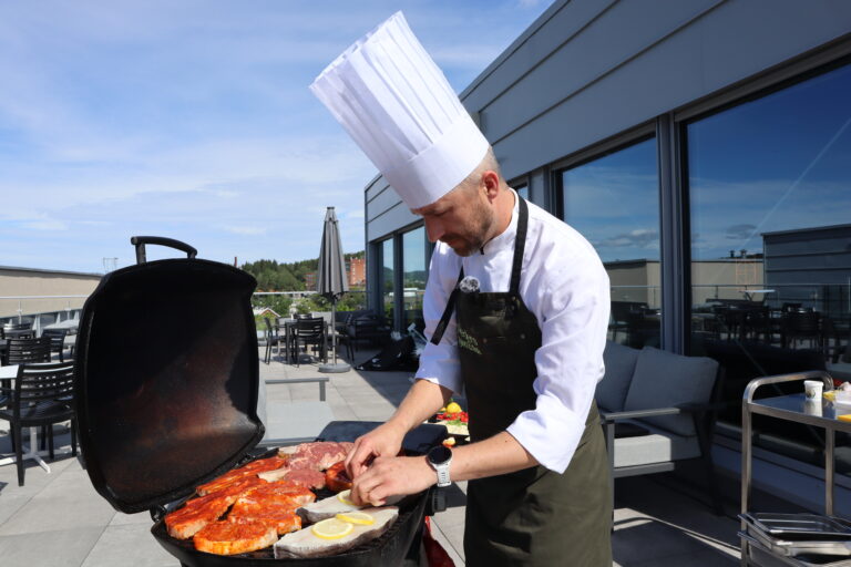 Det er bare fantasien som setter grenser for hva du kan grille. Her forbereder Nicolay Paulsen kveite på grillen.