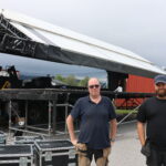 Lars Bråten og sønnen Emil er med på sjauingen som må til i dagene før festivalen åpner. Bak dem reises den store sceneriggen på 160 kvadratmeter. Noen timer tidligere så det ut som en helt vanlig semitrailer.