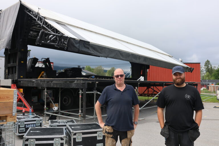 Lars Bråten og sønnen Emil er med på sjauingen som må til i dagene før festivalen åpner. Bak dem reises den store sceneriggen på 160 kvadratmeter. Noen timer tidligere så det ut som en helt vanlig semitrailer.