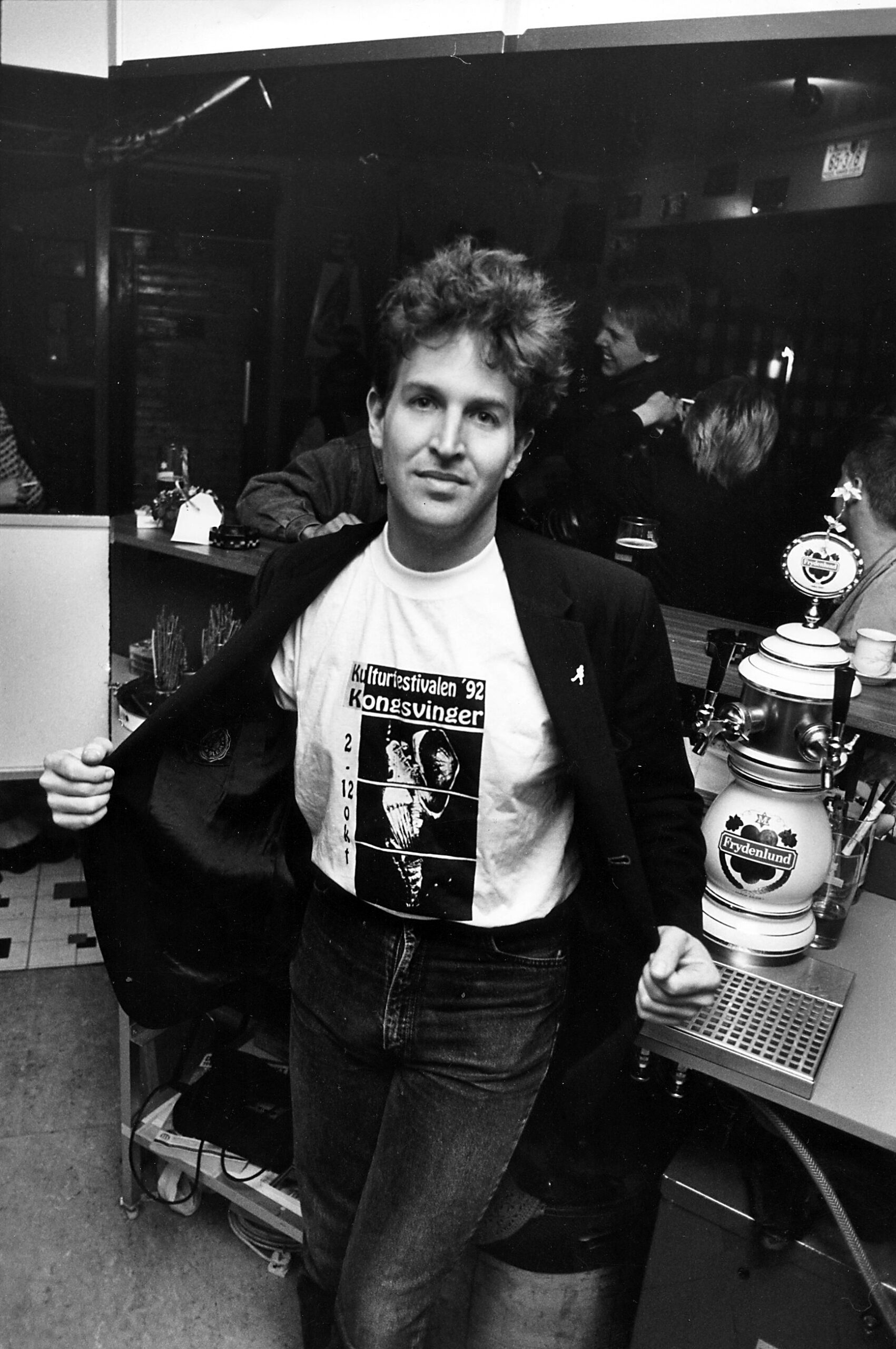 Steve Wynn spilte p&aring; Fifty/fifty under Kulturfestivalen 1991. Pub-en var et viktig samlingspunkt for musikkmilj&oslash;et f&oslash;rste halvdel av 90-tallet.