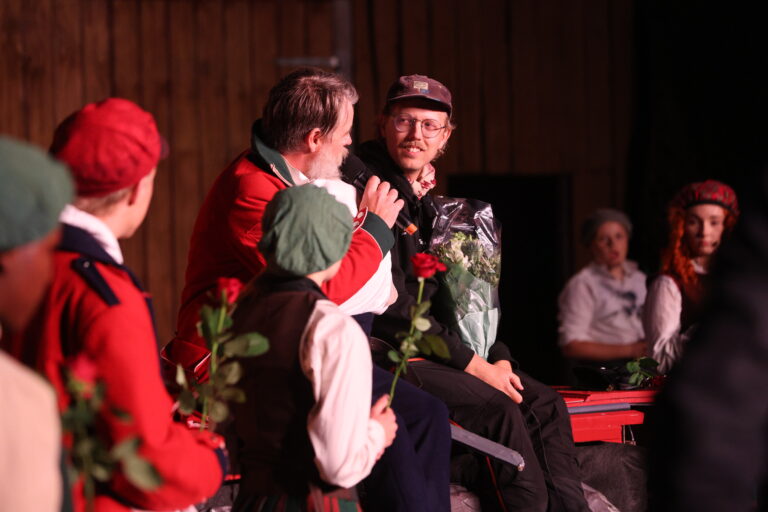 Per Lunder takket Martin Høgberget for innsatsen og arbeidet som han har lagt ned på Eventyrfestningen.