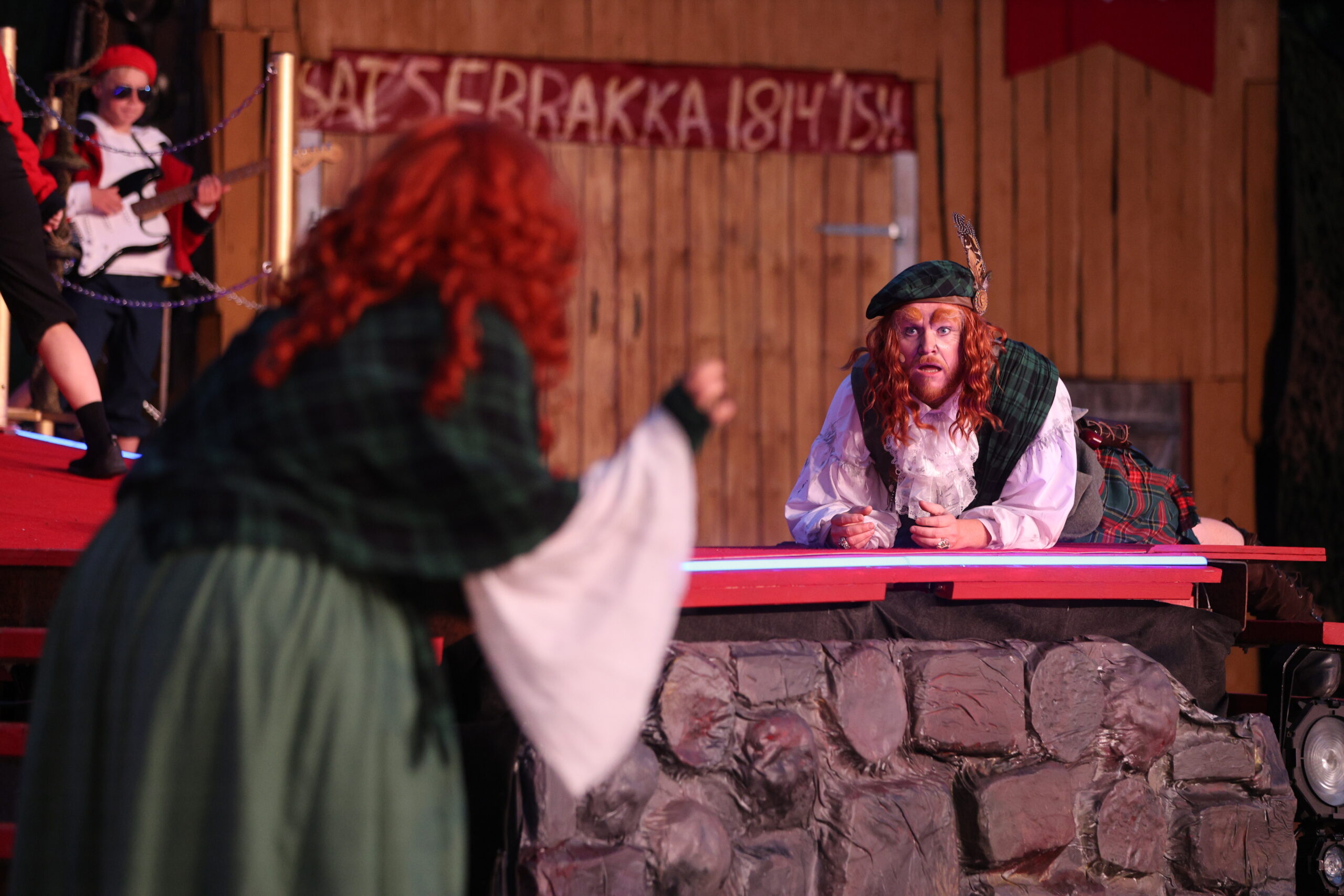 Det er ikke like lett å stjele masken som man skulle tro, innser Duncan (Sten Bjørge Skaslien Hansrud)