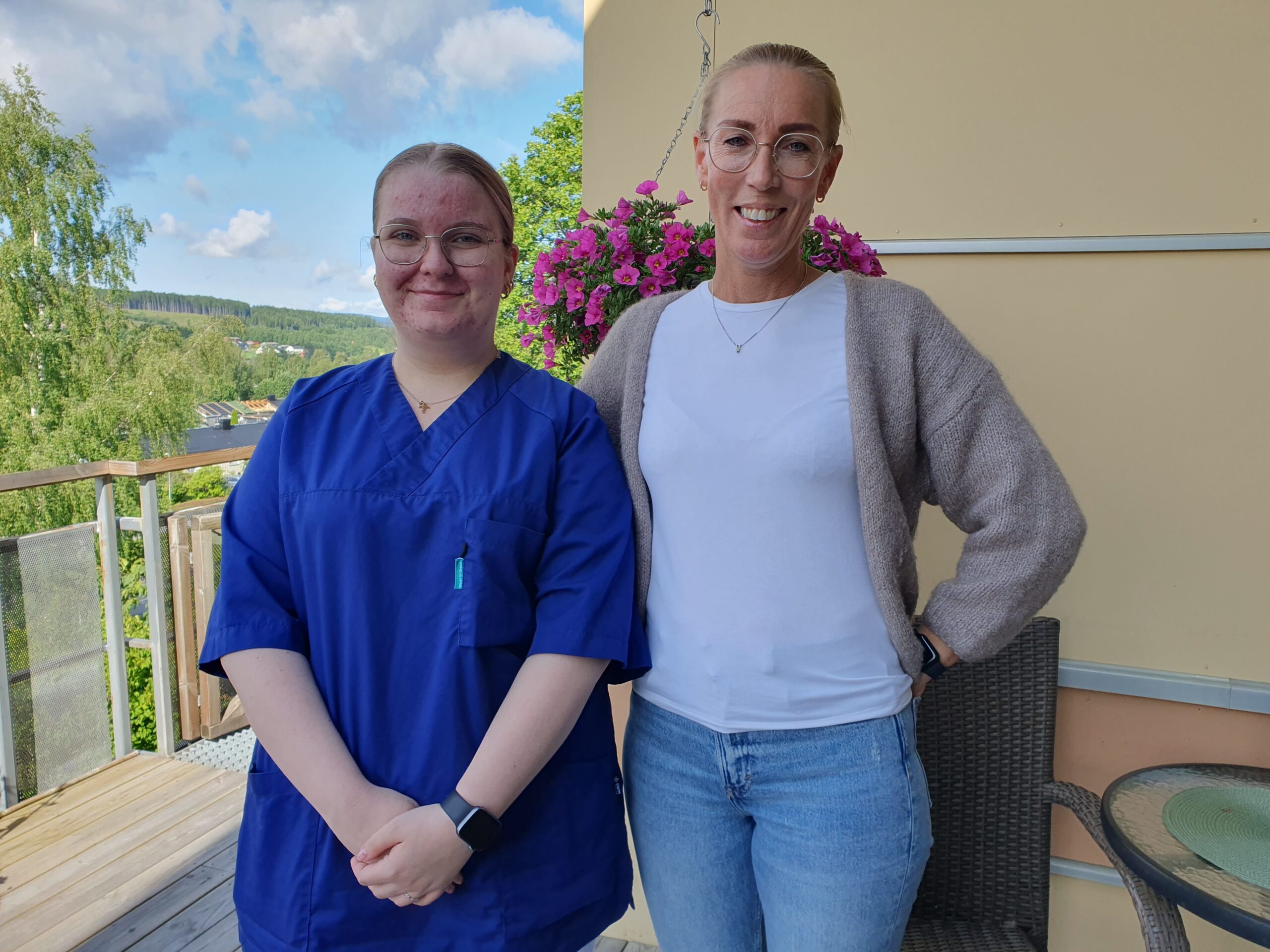 Michelle og Yvonne S&oslash;rensen er begge forn&oslash;yd med kommunens tiltak om sommerjobb til ungdommen.