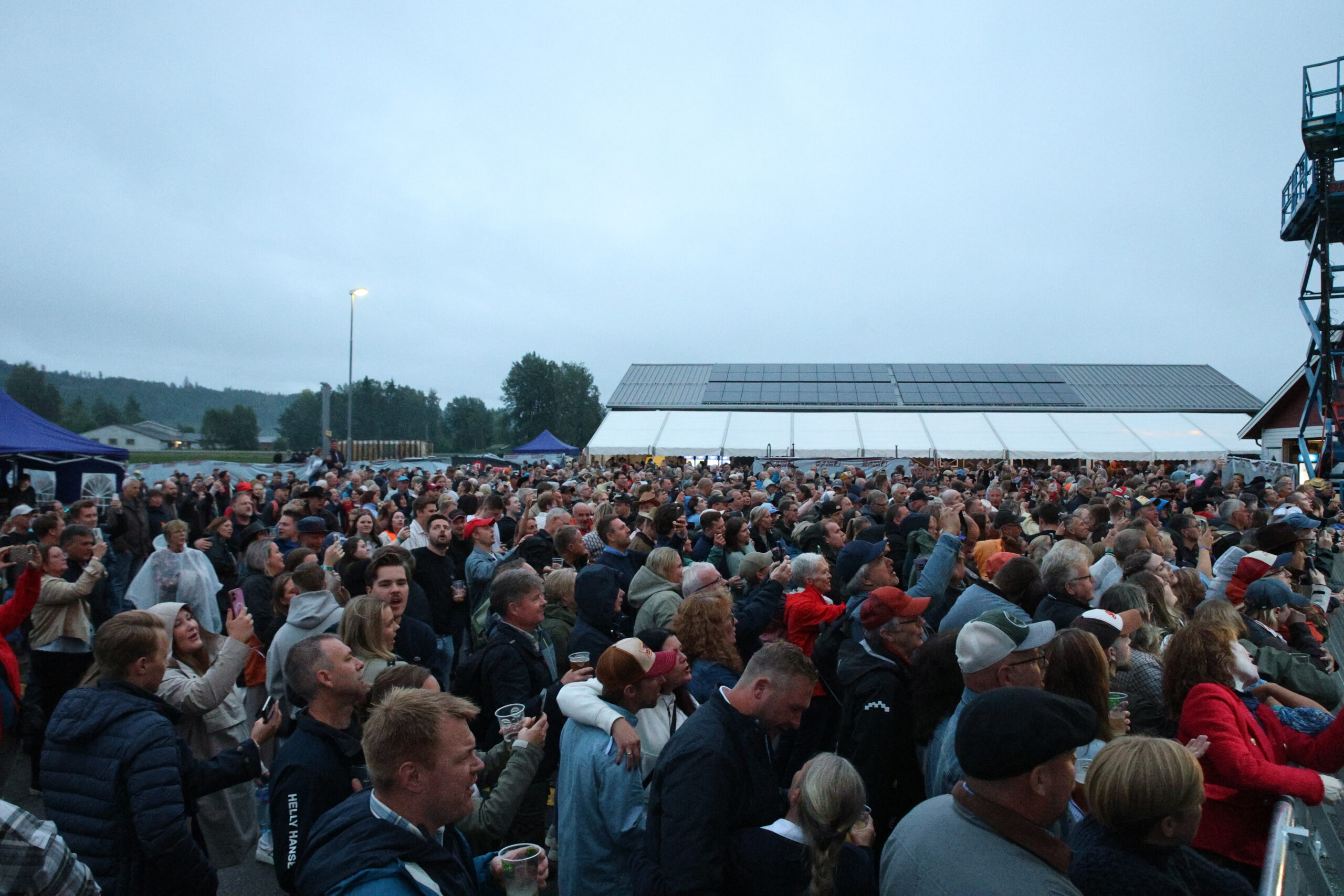 Det var mange som samlet seg rundt scenen da Hellbillies opptrådte for første gang på Brandval.