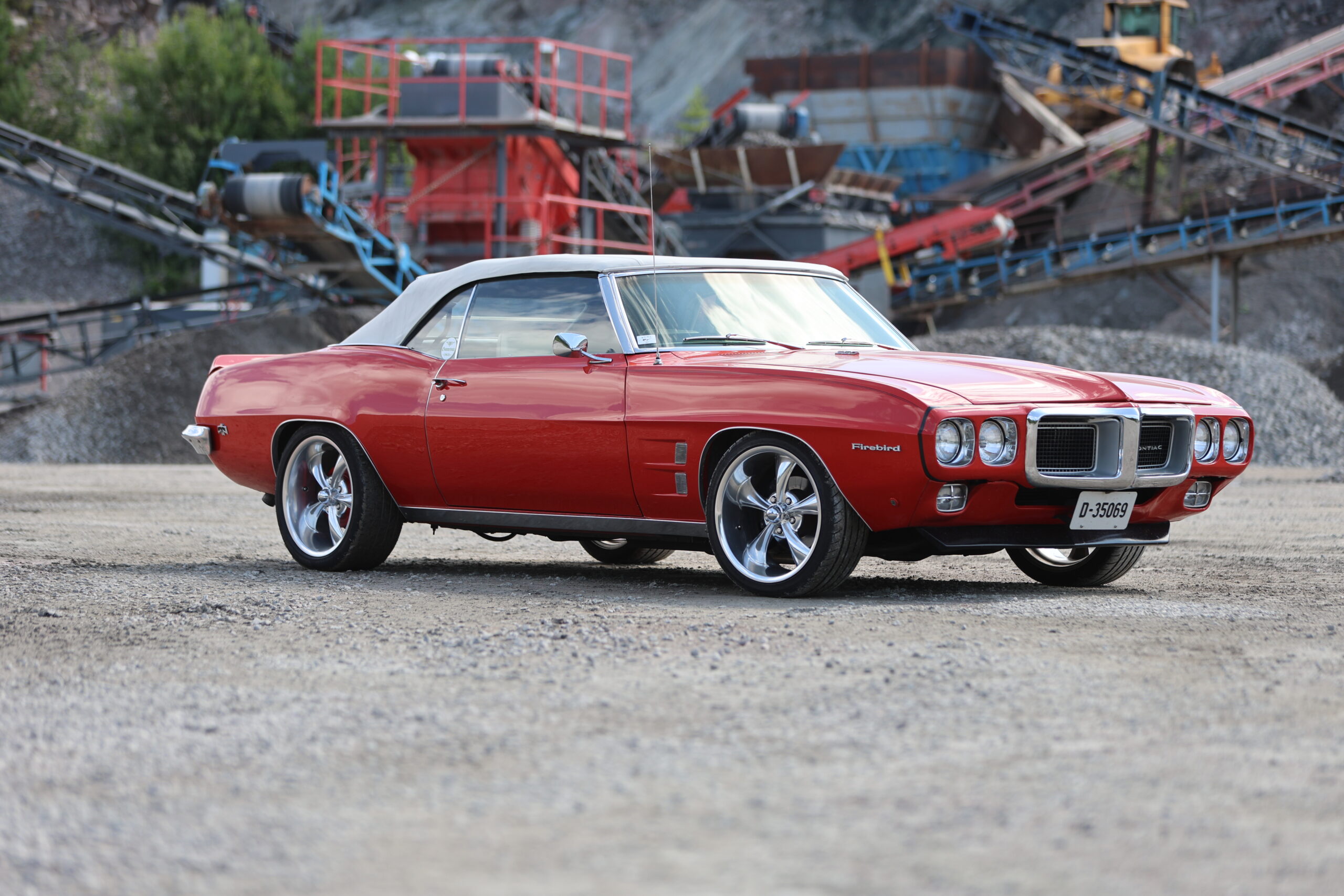 Pontiac Firebird ble presentert for det amerikanske bilmarkedet i 1967 og skulle ta opp kampen mot blant andre Ford Mustang som hadde solgt flere hundre tusen biler i l&oslash;pet av de f&oslash;rste &aring;rene bilen hadde v&aelig;rt p&aring; markedet.