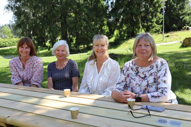 Stine Raaden (f.v.), Anniken Fischer, Sissel Anderssen og Mari-Anne Moe har innviet den nye benken i Byparken.