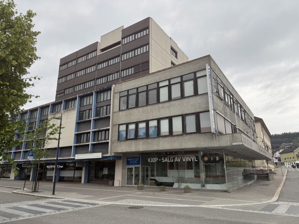 – Strengt tatt er det bare en løsning: Riv hele rukkelet og bygg nytt! Her holder det ikke å sminke fasaden, skriver ansvarlig redaktør Brynjar Fredheim.