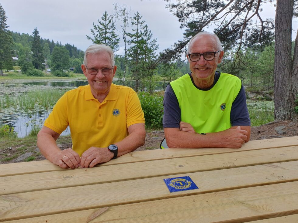 Lions Club Kongsvinger tok affære og ordnet opp: Styremedlem Bjørn Aasum (t.v.) og medlem i uteseksjonen Thor Øyeren gleder seg over å ha fått på plass to nye sittebenker med bord og en "kjærlighetsbenk" ved Bjønnmyra. Det er fortsatt mye arbeid som gjenstår for å forhindre at Bjønnmyra gror igjen, og Aasum og Øyeren håper at de som har ansvaret snart vil ta grep.
